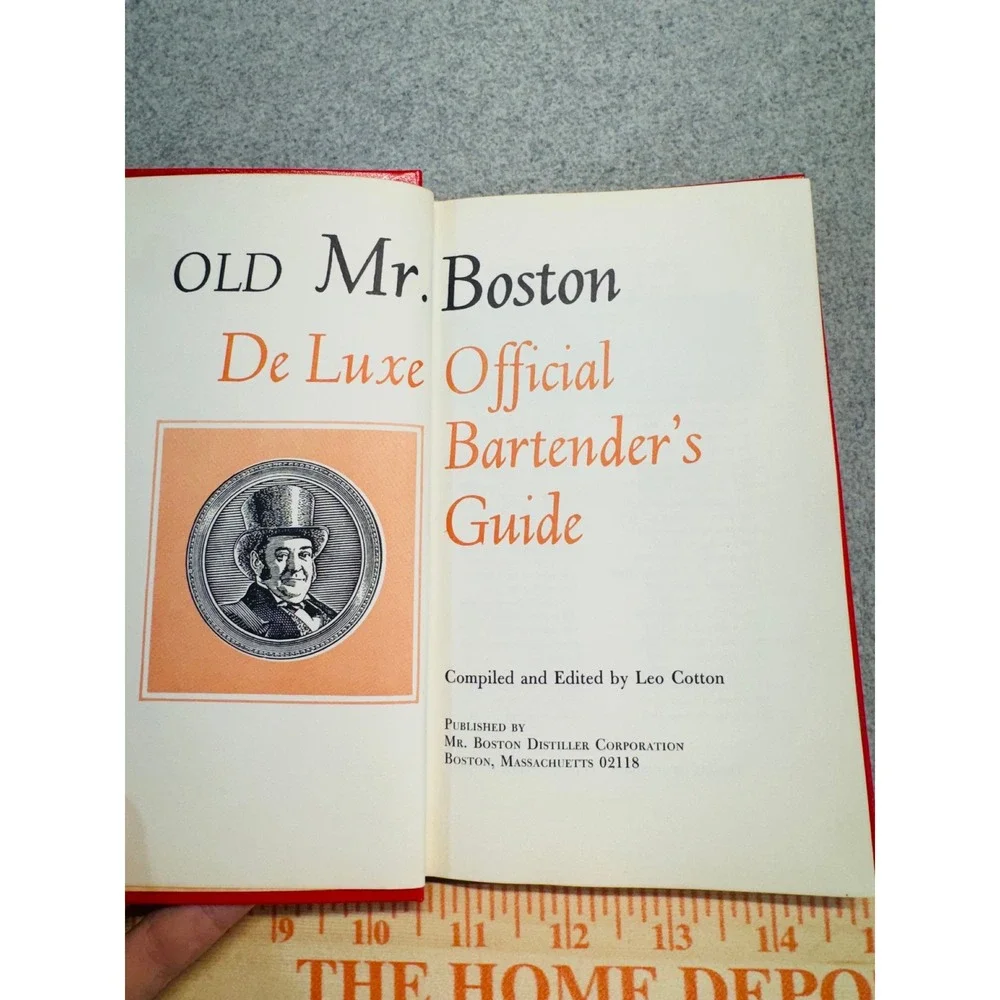 Vintage 1972 Old Mr. Boston De Luxe Official Bartenders Guide Hardcover Cocktail